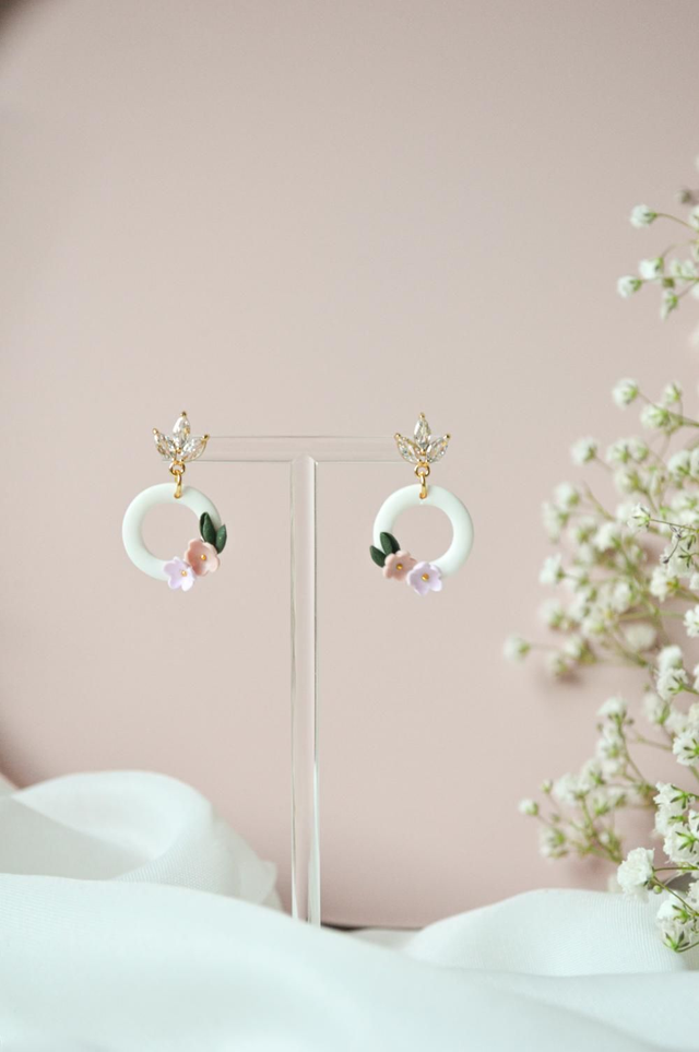 Lila Rose Kolekcija - Viseči uhani na osnovi iz cirkoni in posuta z drobnima cvetlicama