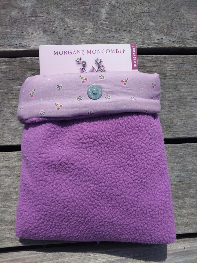 Housse de livre artisanale en tissu boucle mauve et coton fleuri
