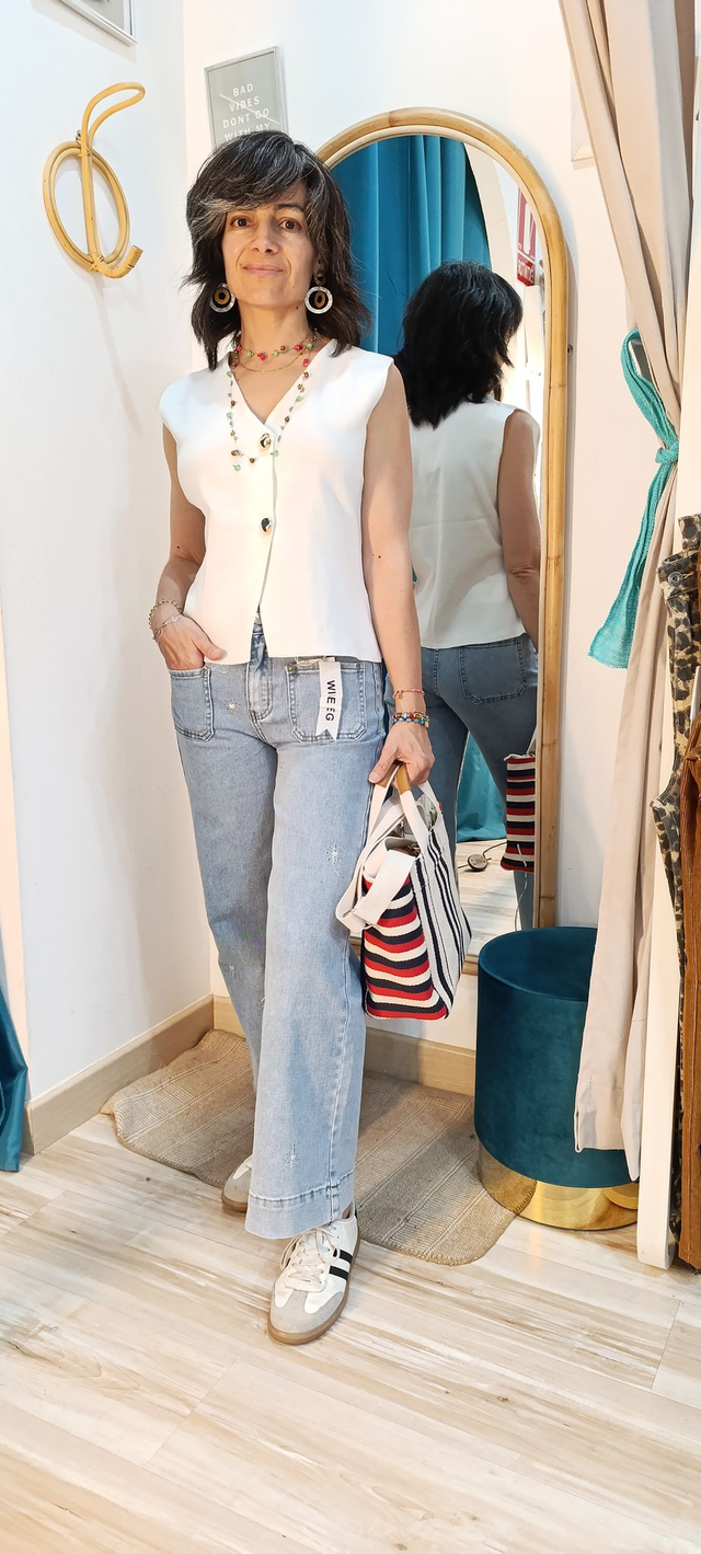 Vaqueros azul lavado motivo bordado crop