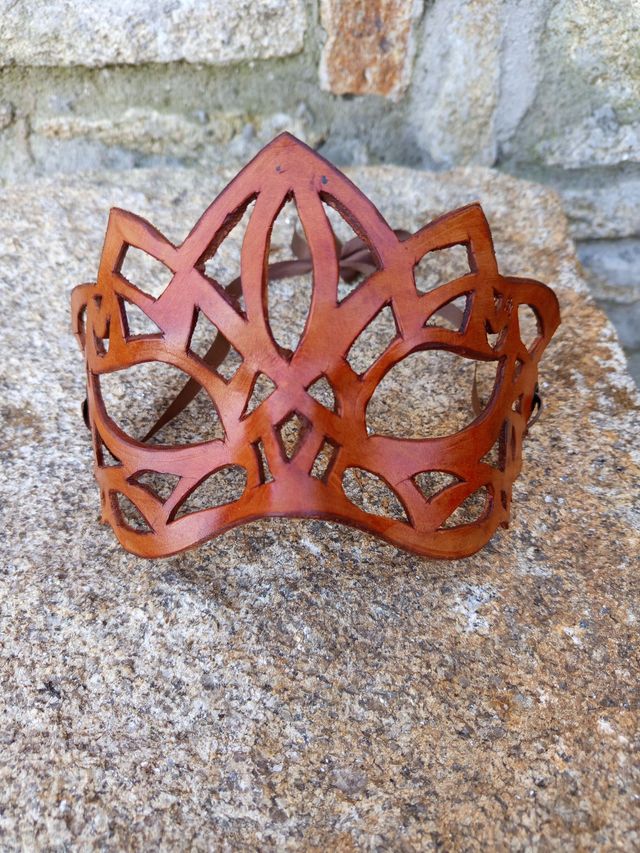 Masque en cuir ajouré