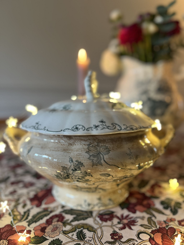 PAVOTS - La grande soupière modèle Pavots signée Choisy le Roi - Terre de Fer