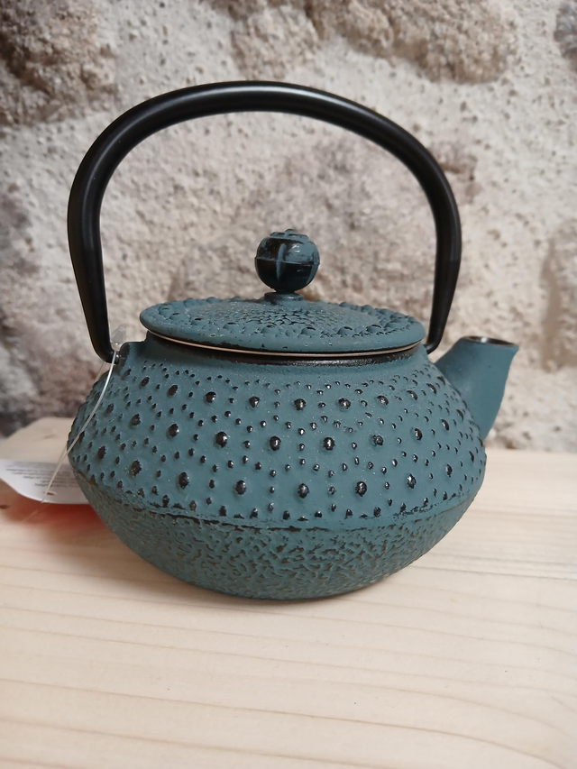 Petite théière en fonte beue