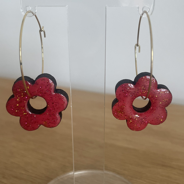 Boucles d oreilles créoles fleurs rouges 