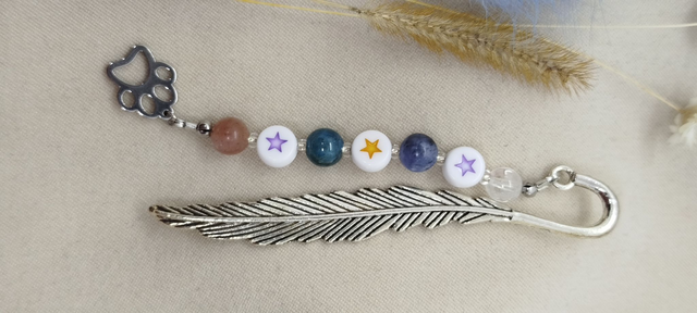 Marque-pages style tibétain avec pierres naturelles (sodalite, cristal de roche, apatite, pierre de lune)