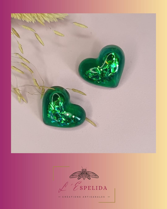 Coeur bombé résine verte et paillettes vertes 