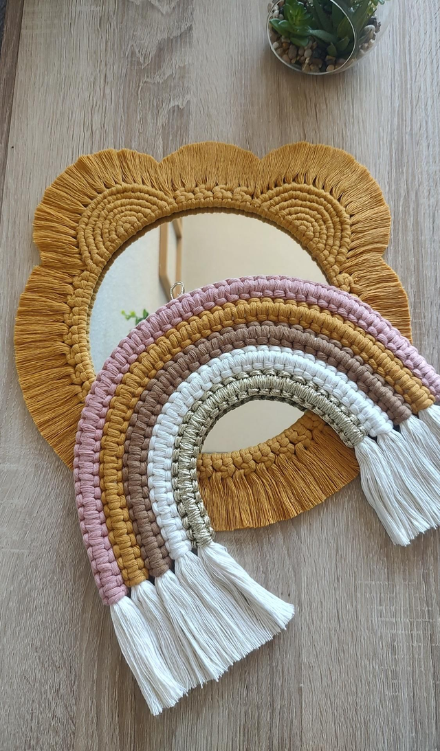 Miroir ourson moutarde & Arc-en-ciel "Jade" - Déco bohème macramé Fait main - Chambre enfant