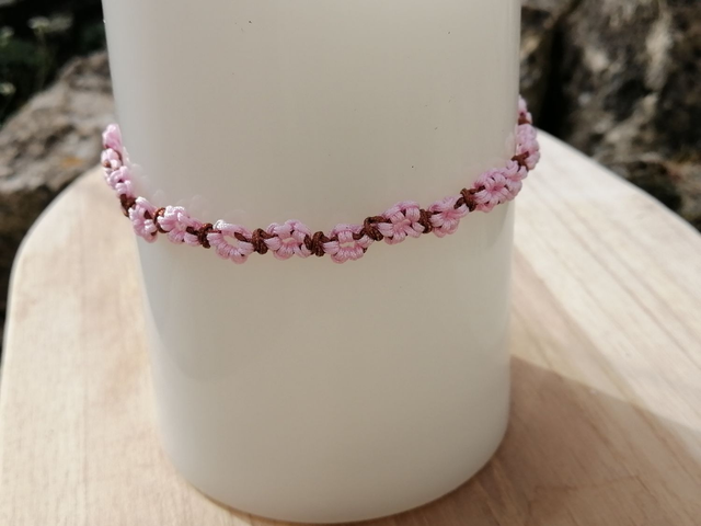 Bracelet fleurs en fil polyester ciré