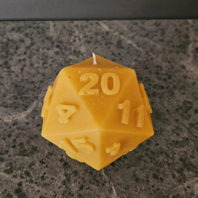 Bougie D20 - dé(s) métallique(s) dedans
