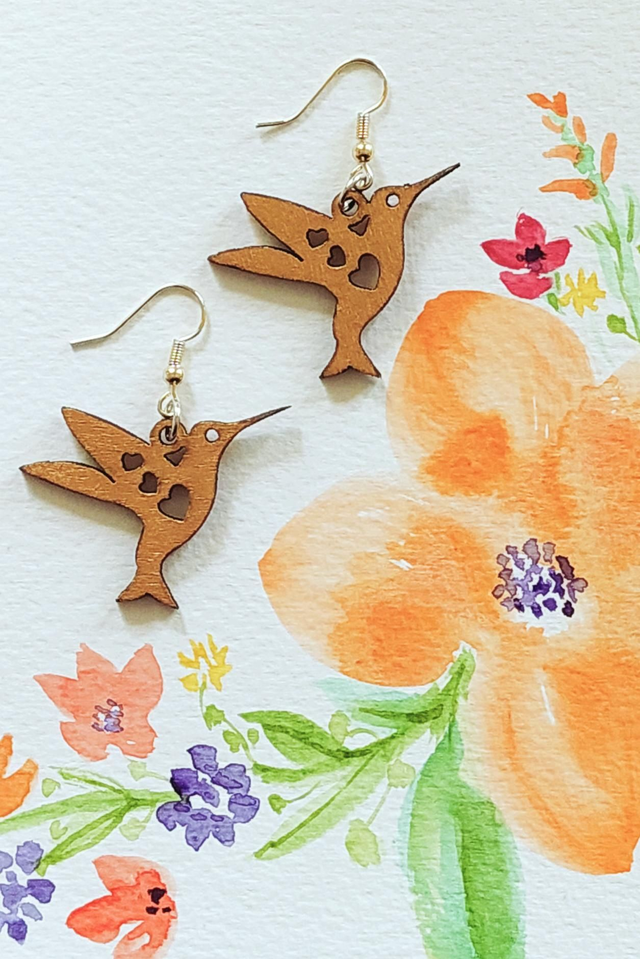 Kolibri. Kullanväriset koivuvaneri-korvakorut (pari)