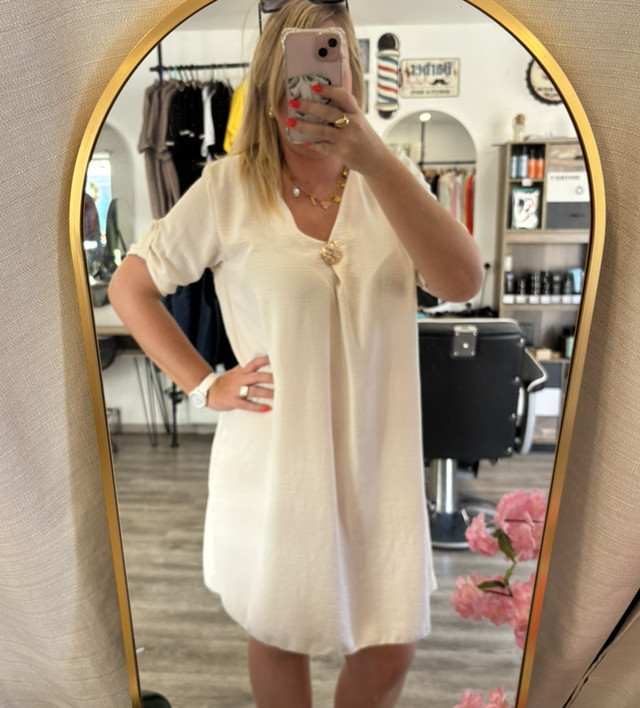 Robe écru avec bijoux doré 