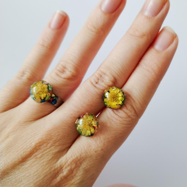 Conjunto Flor amarilla con fondo colorido