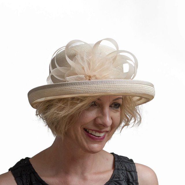 Upea beige juhlahattu näyttävin somistein