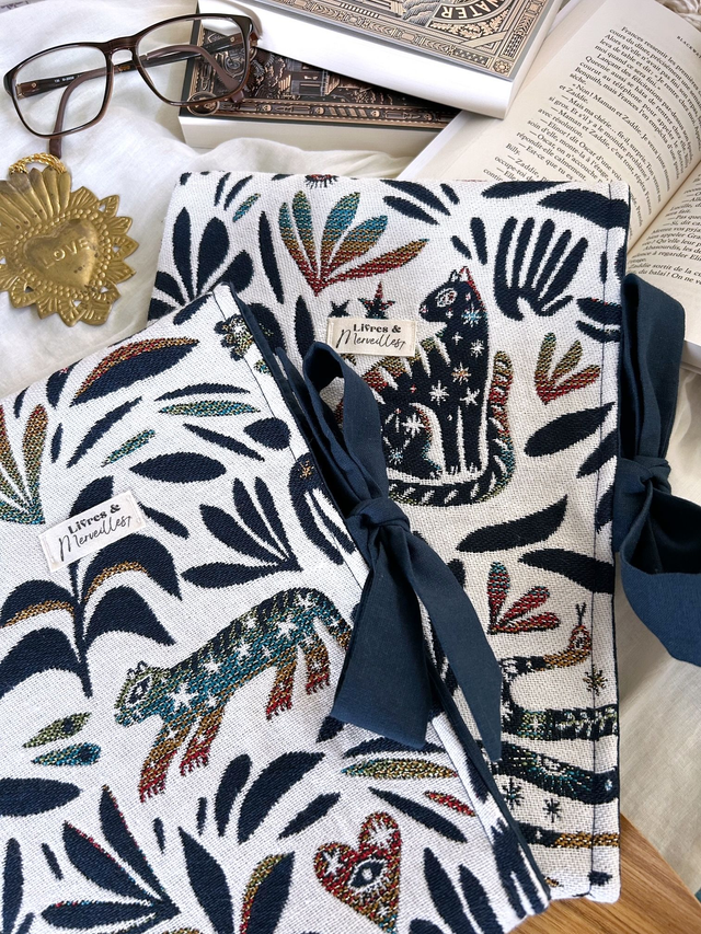 Pochette à livres en tissu jacquard Nysa, fermeture latérale avec un nœud bleu