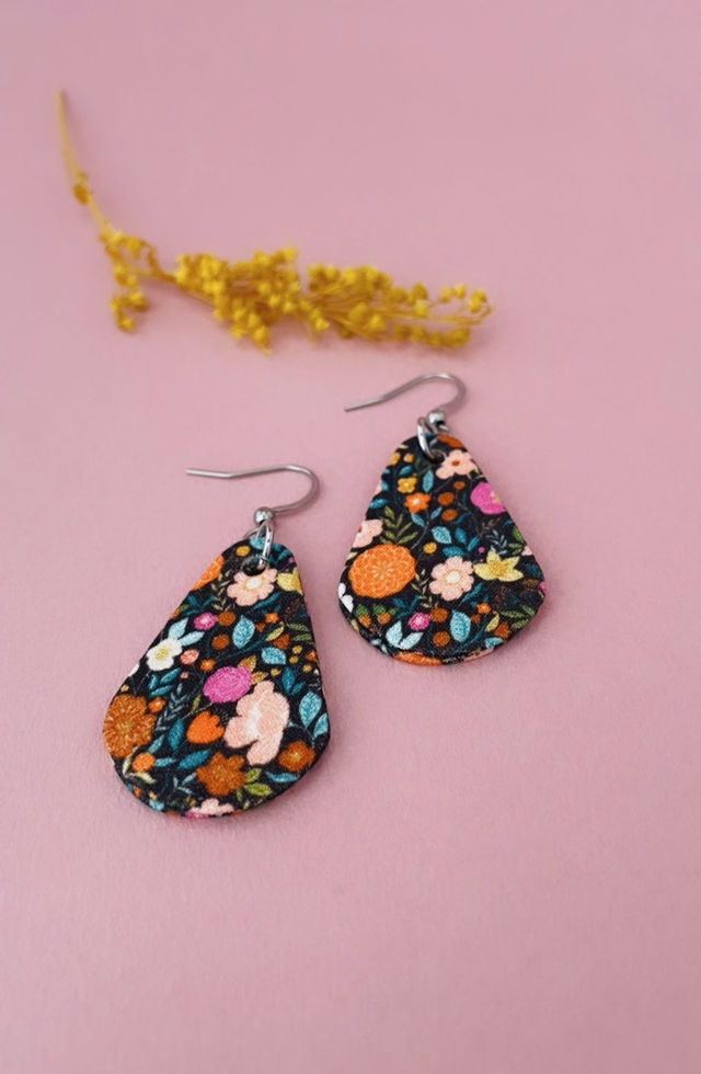 Boucles d'oreilles carton et tissu, forme petites gouttes, collection "1001 fleurs" - fond noir et motifs fleuris multicolores