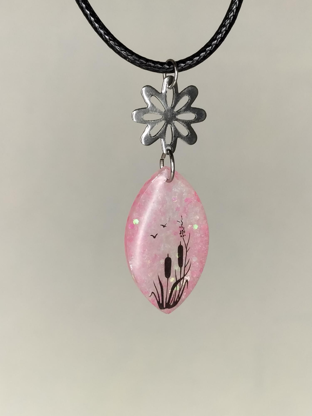 Pendentif amande rose paillettes 