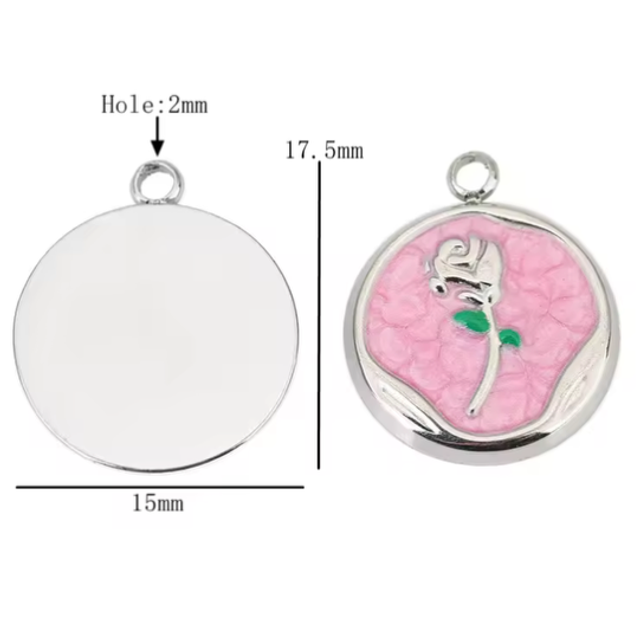 Charm rosa argento su sfondo rosa 