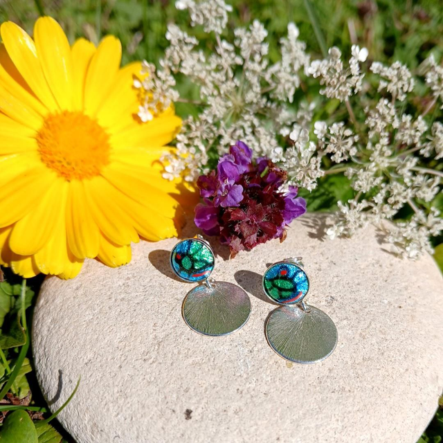 Puces d'oreilles pendantes en émail et argent gravé