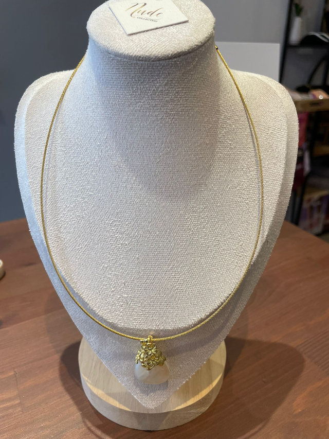 Collier pendentif nacre naturelle doré – Collection NUDE