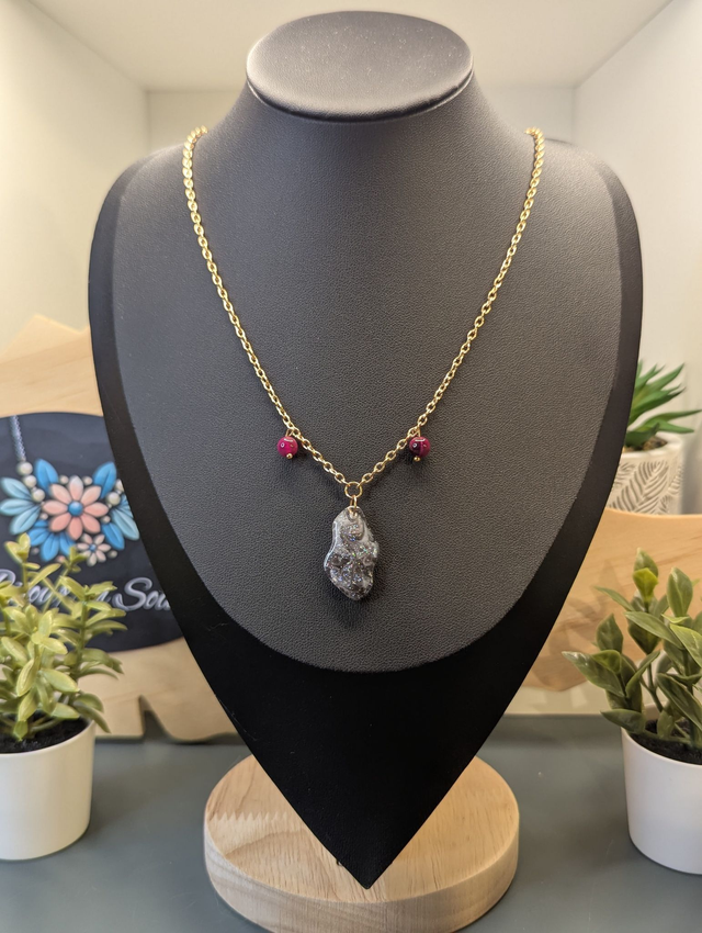 Collier mi long avec une chaine de couleur argent, un pendentif en résine noire et gris pailleté et des perles naturelles rose. 