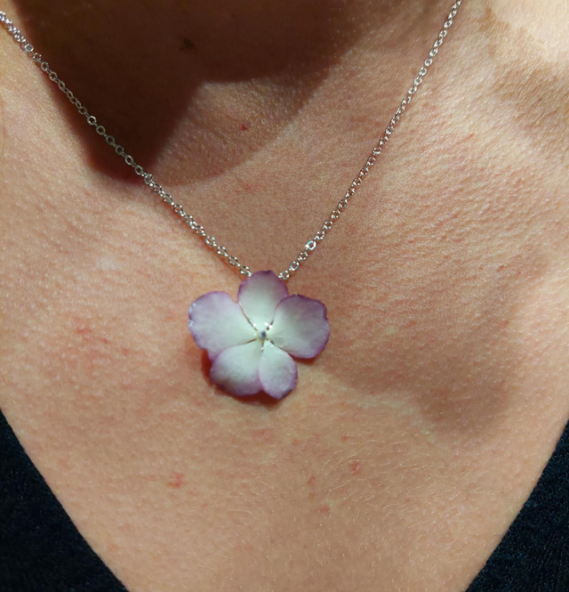 Pendentif Hortensia Argenté – Bijou floral fait main en résine brillante