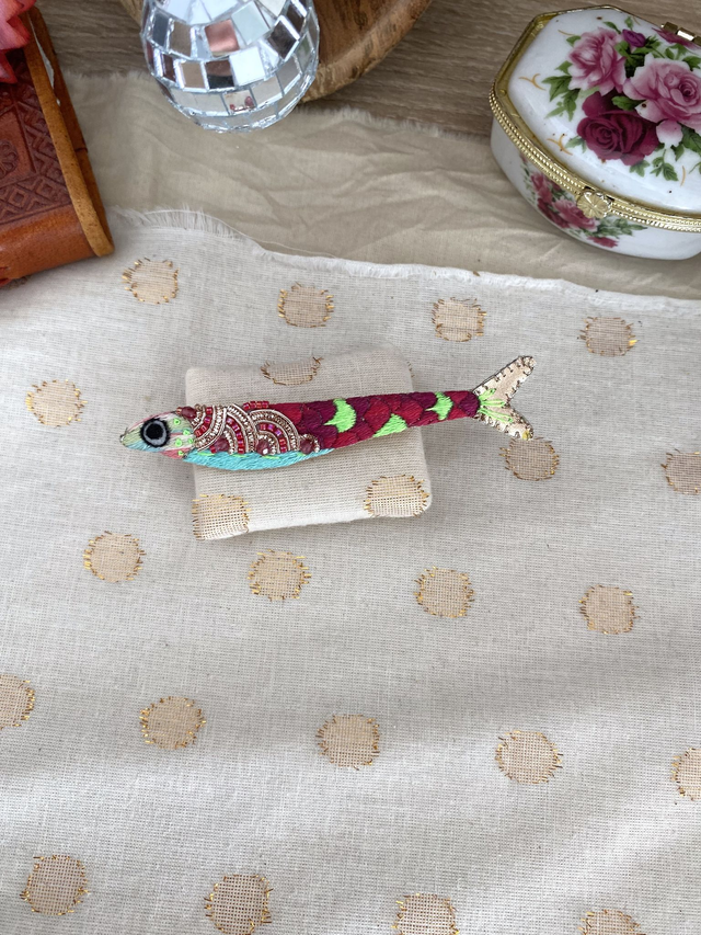 Broche brodée sardine vert fluo