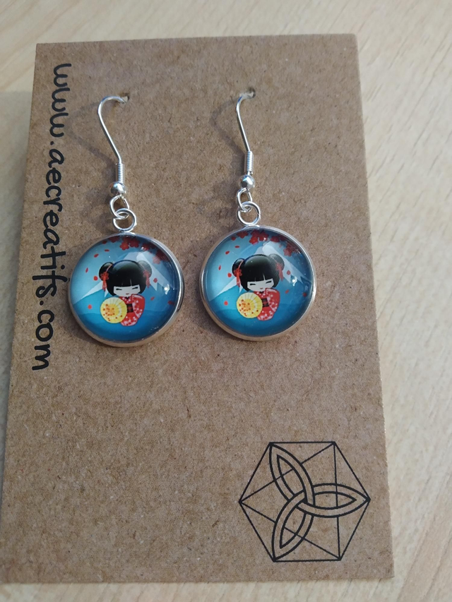 Boucles d&#039;oreilles Kokeshi montagne fleurs 
