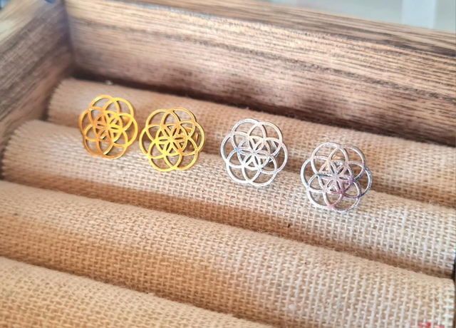 Clous d'oreilles en acier inoxydable "Fleur de vie" or ou argent (à choix)