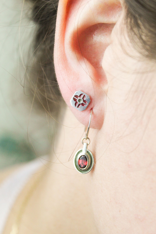 Boucles d&#039;oreille puces émaillées fleur | Bordeaux &amp; vert olive