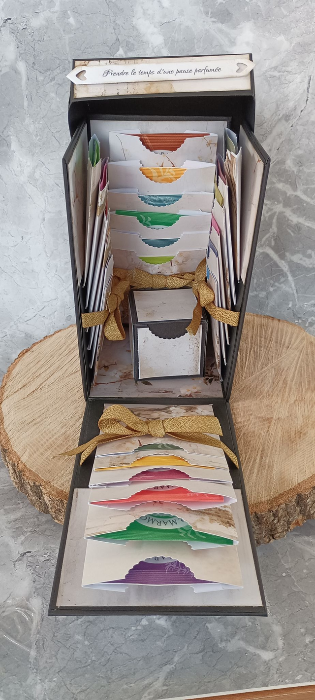 Calendrier de l'Avent fait main - Boîte à Explosion Thés & Infusions Les Deux Marmottes (24 Jours)