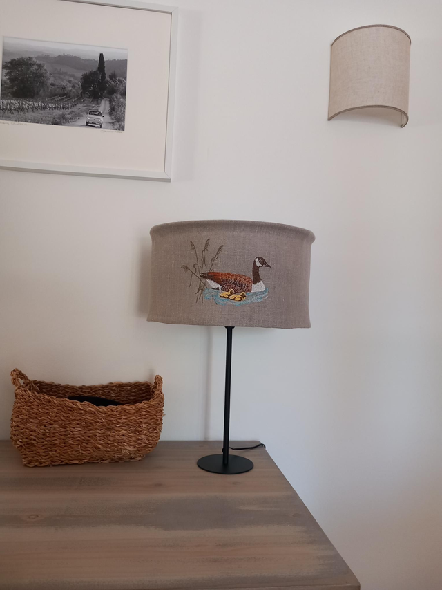 Abat jour en lin brodé , broderie oie et ses oisons , pour lampe de table .Modèle unique .Créateur fabricant France.