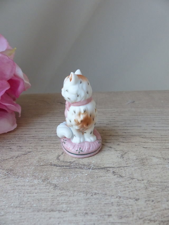 Chat blanc assis en porcelaine avec ruban rose – Figurine Franklin Mint Staffordshire vintage 1986 - Curio Cabinet Cats - Chat de collection