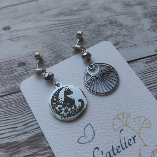 Boucles d&#039;oreilles &quot;Dépareillées&quot; Lunaire gravées