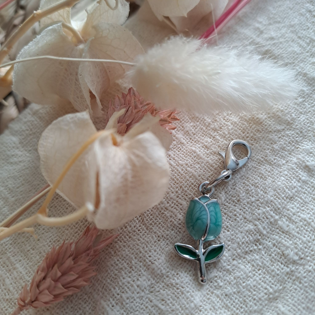 Charm fleur tulipe bleu colorie argenté