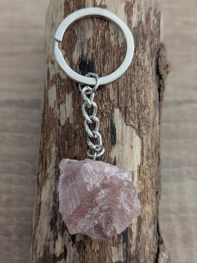 Quartz fraise porte-clé pierre brute