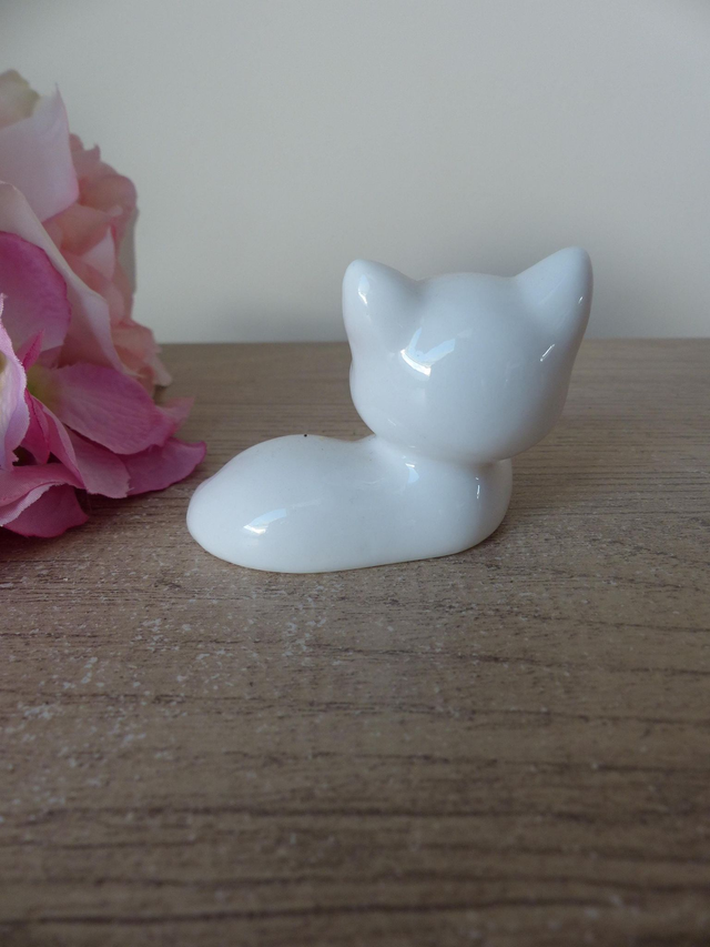 Figurine miniature de chat couché en céramique blanc avec pompon rouge, chat mignon joueur avec balle pom pom rouge, décoration cadeau chat