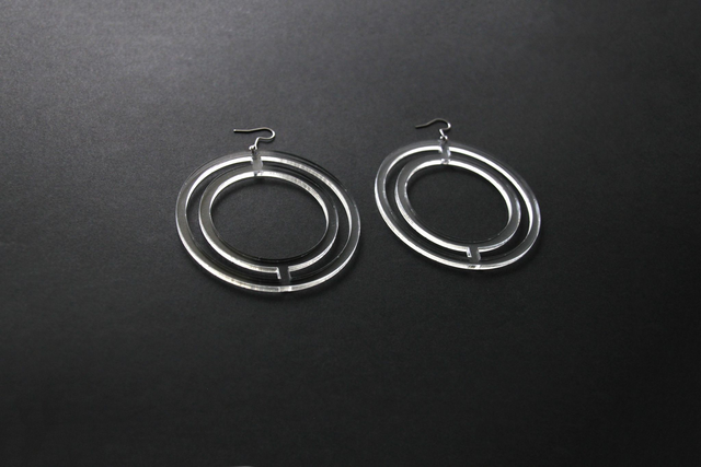 Boucles d&#039;oreilles &quot;pleine lune&quot; - PMMA transparent - Collection Arasy