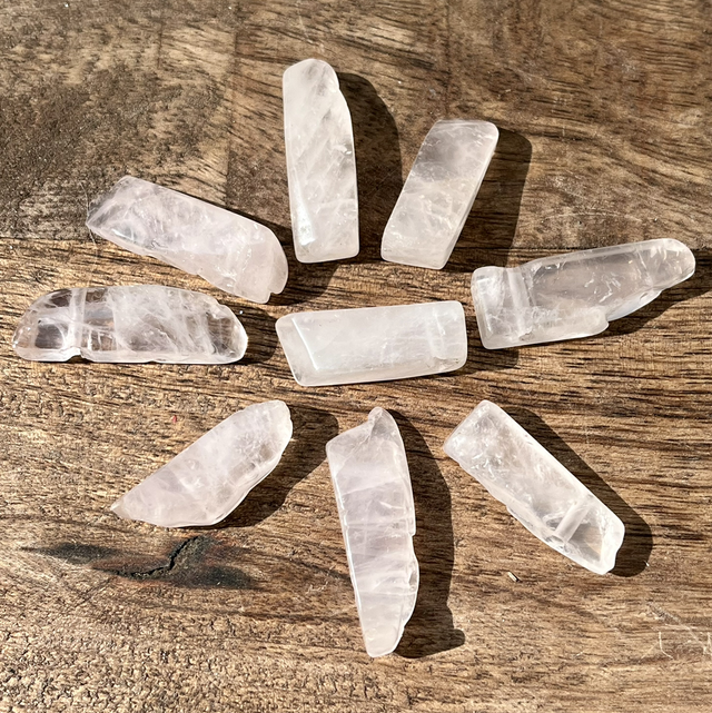 Ruusukvartsi kiviriipus