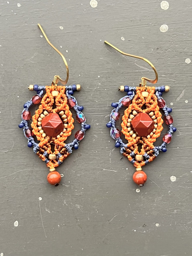 Boucles d'oreille en macramé et perles orange et bleues