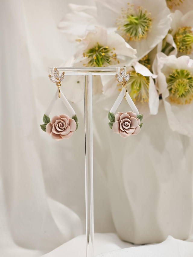 Dusty Pink - Spring Edition viseči uhani z vrtnico