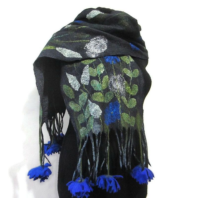 Sciarpa art feltro calda lunga infeltrita lana merino seta perline nero stola fatto a mano infeltrimento blu fiori regalo unico per le donne
