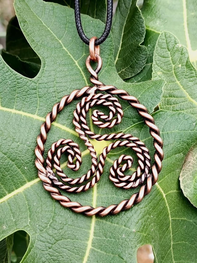 Pendentif triskelion cuivre