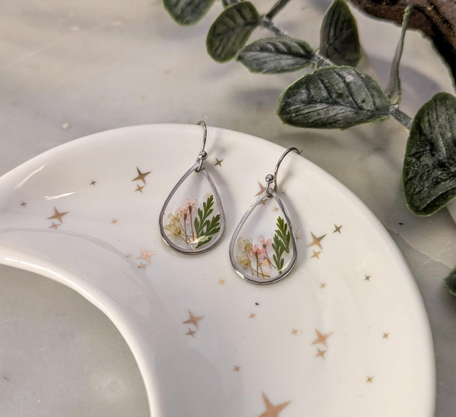 Pendientes lágrima con mini flores de encaje