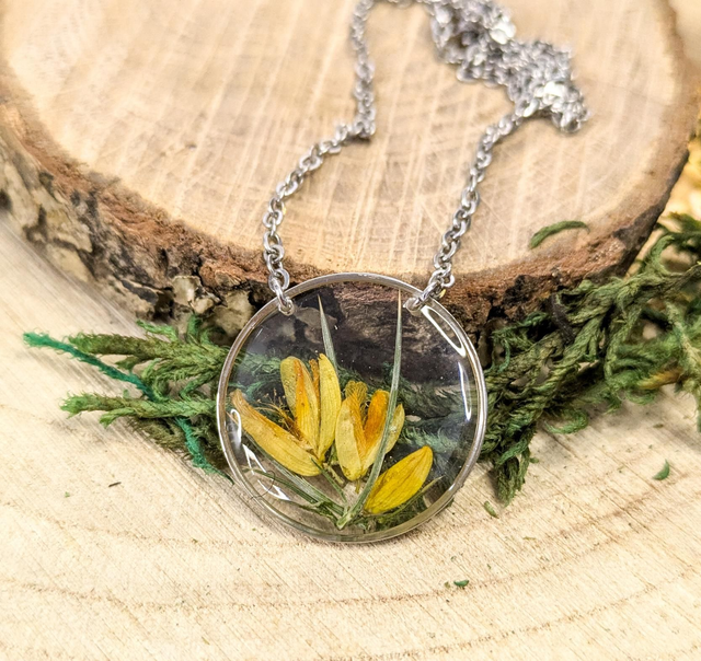 Colgante de resina de flor del toxo