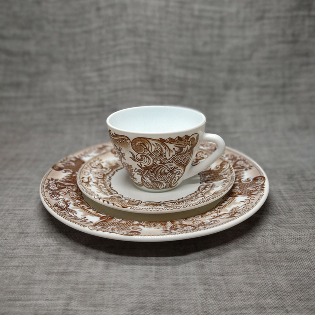 Rivanel | Ontbijtset bestaande uit bord met bijpassende kop en schotel van wit melkglas met bruin Bloemmotief  | Vintage - Zeldzame vondst