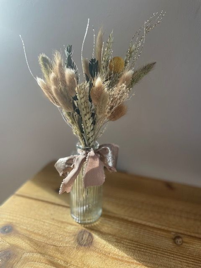 Bouquet “Élégance Naturelle Dorée” – Fleurs Sèches &amp; Vase Strié Bohème
