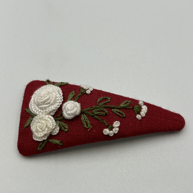 Barrette triangulaire brodée à la Main - collection 1