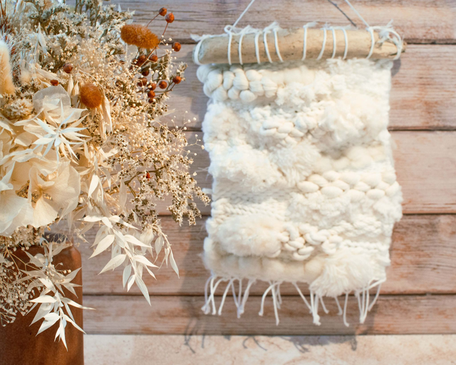 Tissage mural sur bois flotté écru 