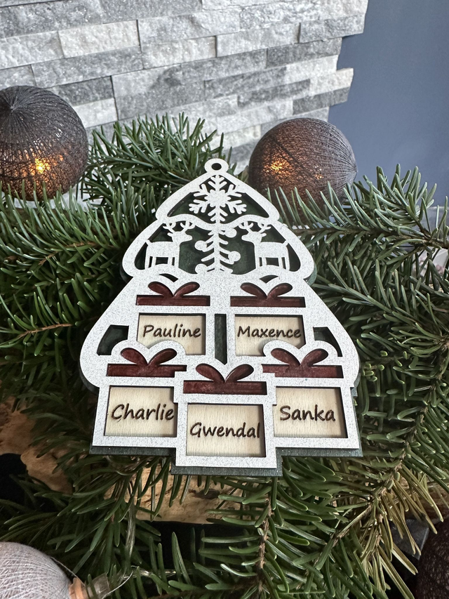 Boule de Noël en bois – Sapin vert et cadeaux personnalisés