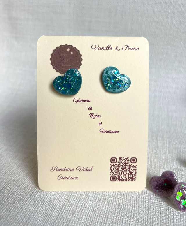 Boucles d&#039;oreilles petits coeurs turquoise nacré et paillettes bleu océan irisées
