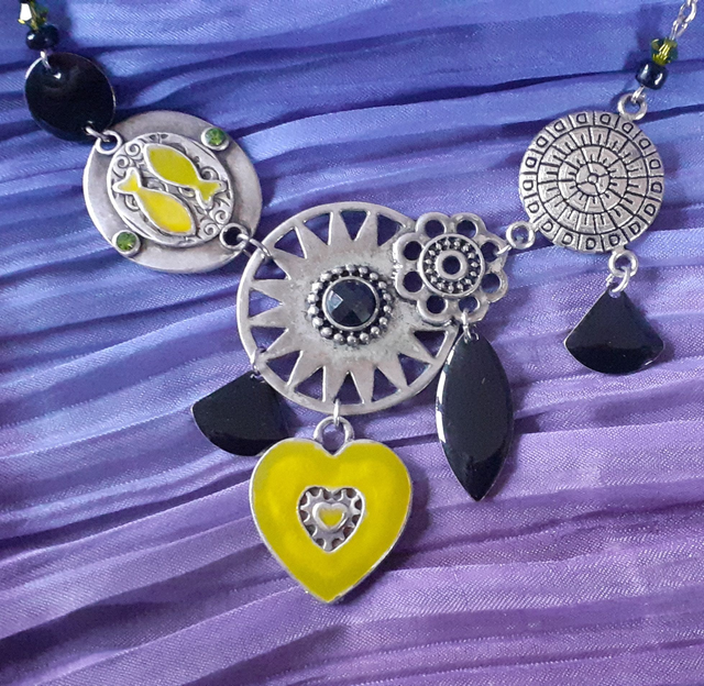 Parure Collier argent antique, noir et vert Boucles d'oreilles asymétriques assorties.